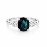 טבעת זהב לבן 14 קראט – ספיר טבעי 2.4 קראט עם יהלומים טבעיים