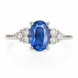 טבעת זהב לבן 14K עם ספיר תכלת 1.20CT ושישה יהלומים טבעיים