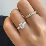 טבעת זהב 14K יהלום אמרלד קאט וטרפז – יהלומי מעבדה