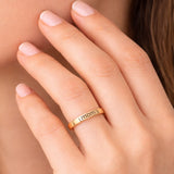 טבעת זהב MOM בעיצוב אישי עם חריטה שחורה