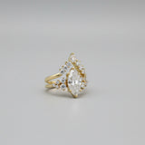 טבעת זהב בצורת V משובצת יהלומי מעבדה עם יהלום טיפה עליון